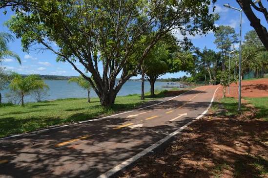 Ciclovia à beira da lagoa próxima ao Condomínio Península