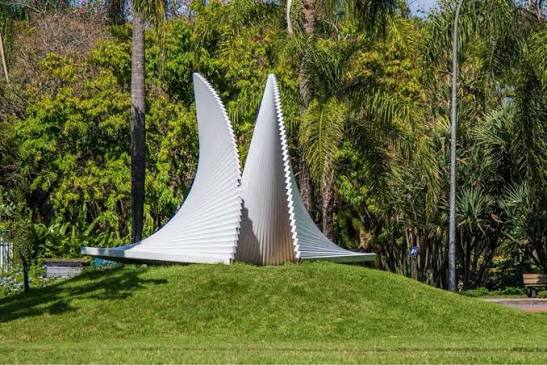 Escultura artística no parque do Condomínio Península