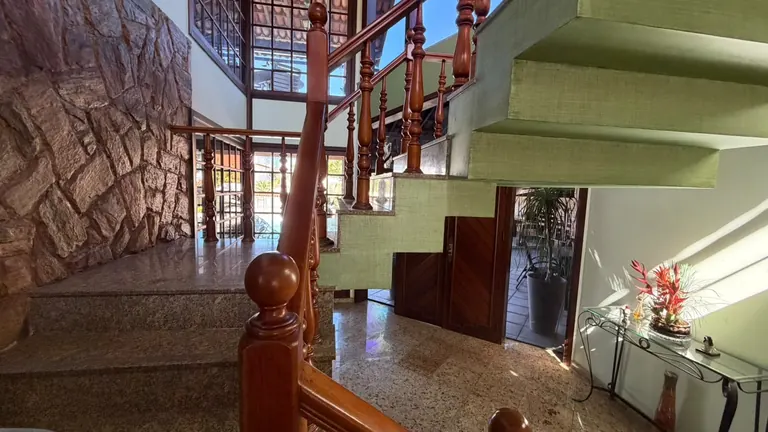 Casa Condomínio Nova Ipanema Barra da Tijuca escada com pé-direito duplo
