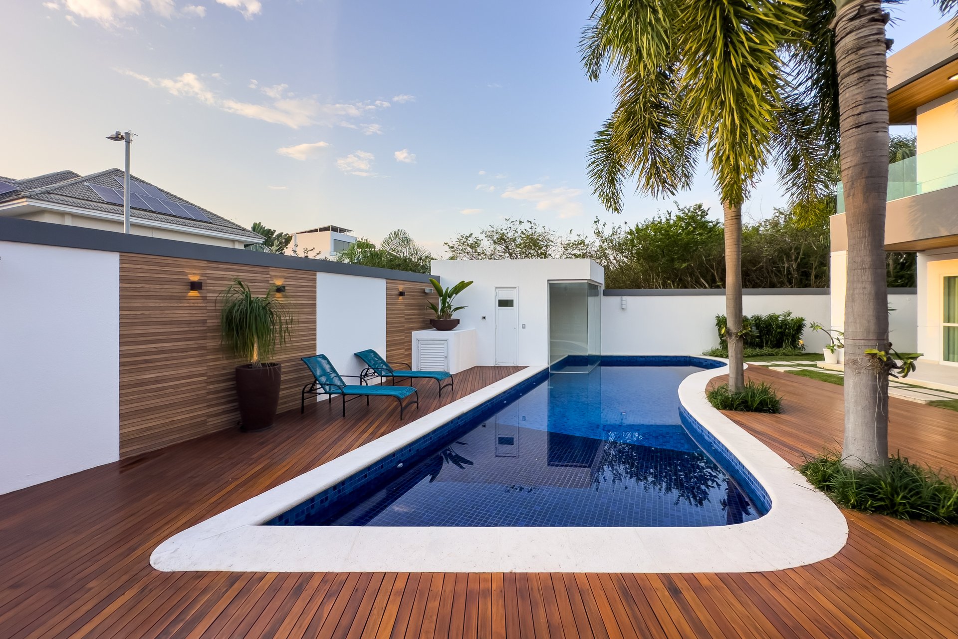 Piscina com espreguiçadeiras e área de lazer