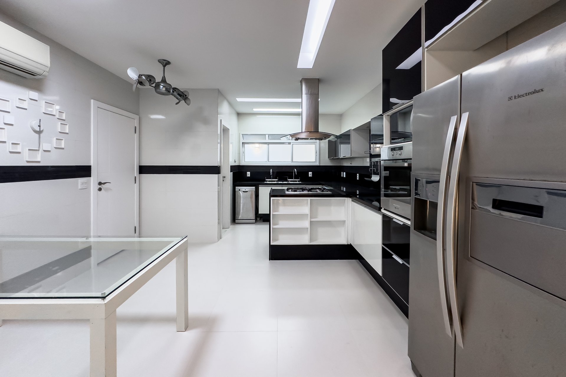 Cozinha moderna preta e branca