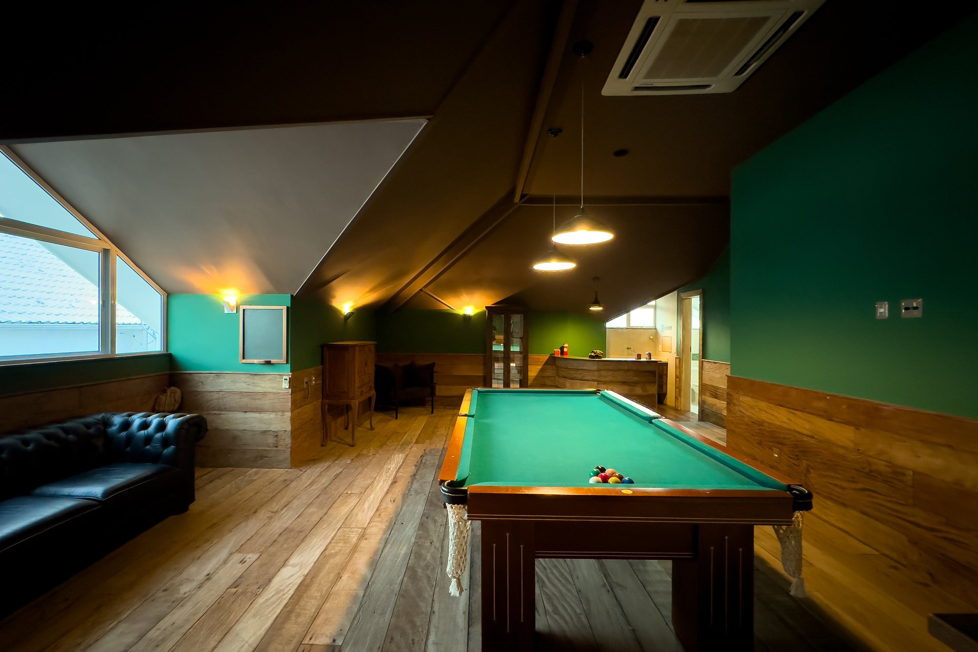 Sala de sinuca/bilhar no sótão