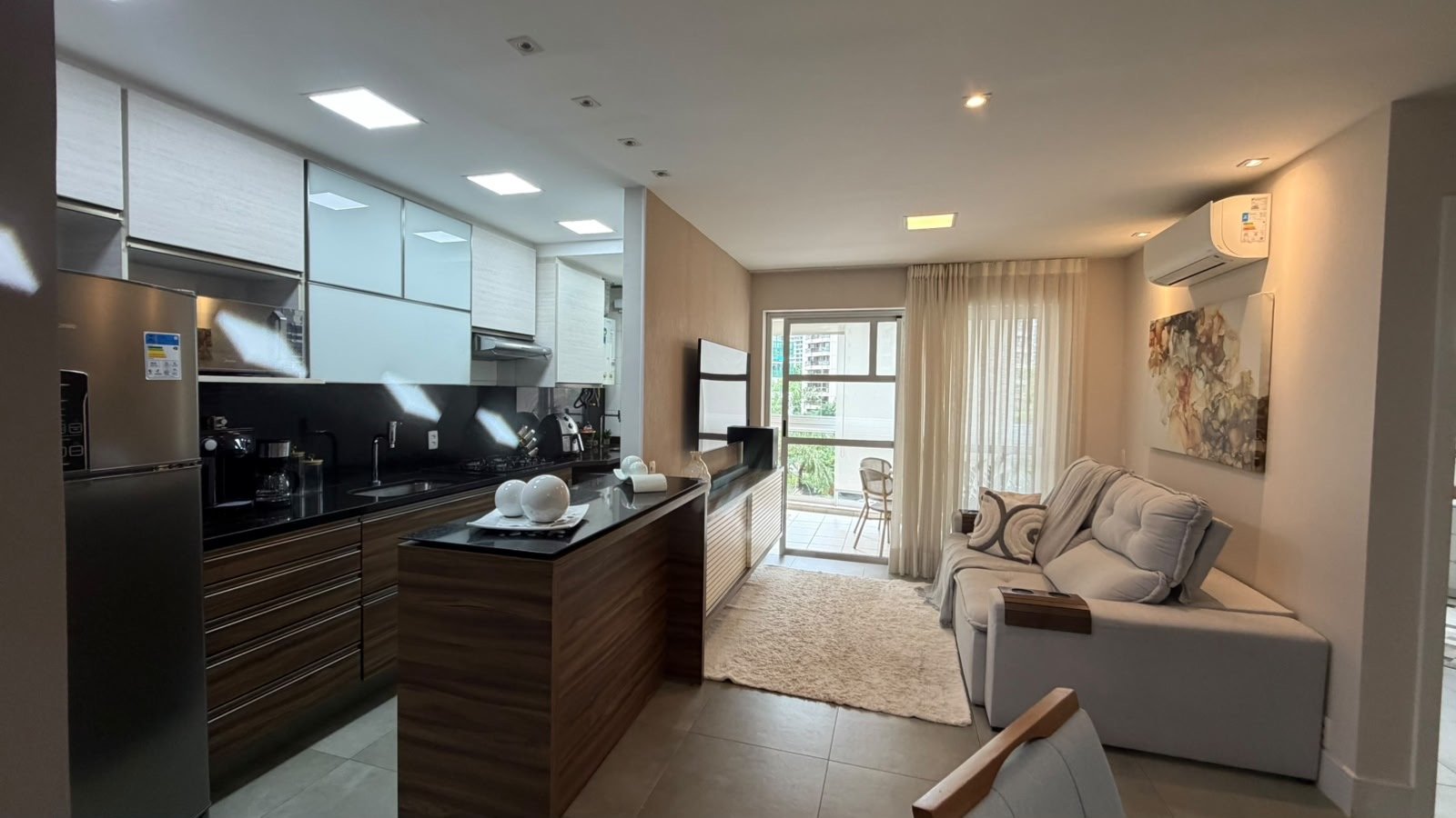 Sala de estar integrada com cozinha