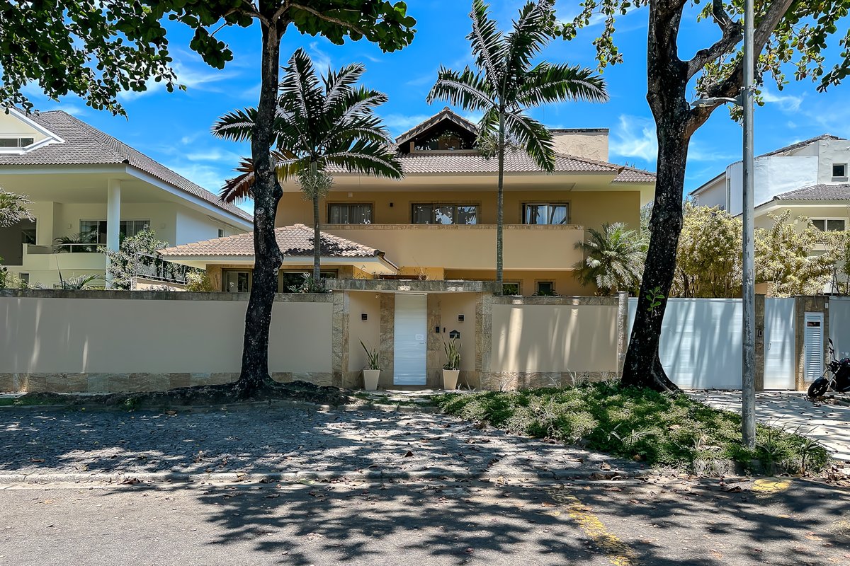 Fachada com piscina